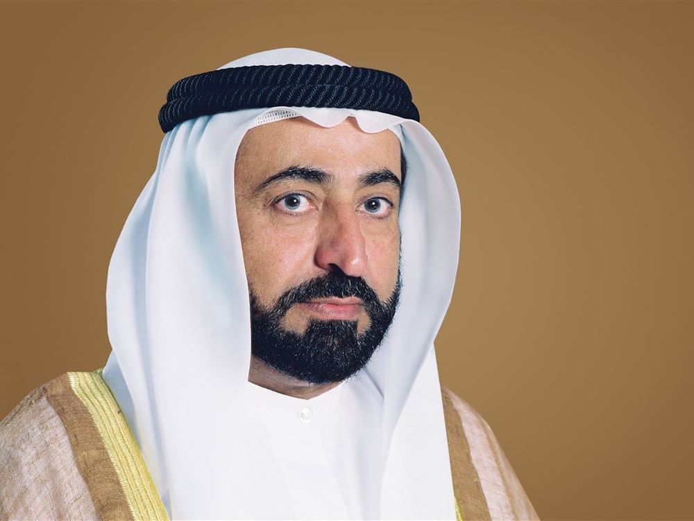 حاكم الشارقة يعتمد توظيف 700 شخص وترقية 1523