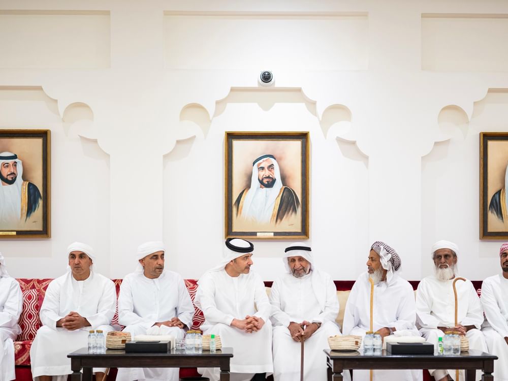 هزاع بن زايد يُقدِّم واجب العزاء في وفاة سعيد عامر حمد النيادي