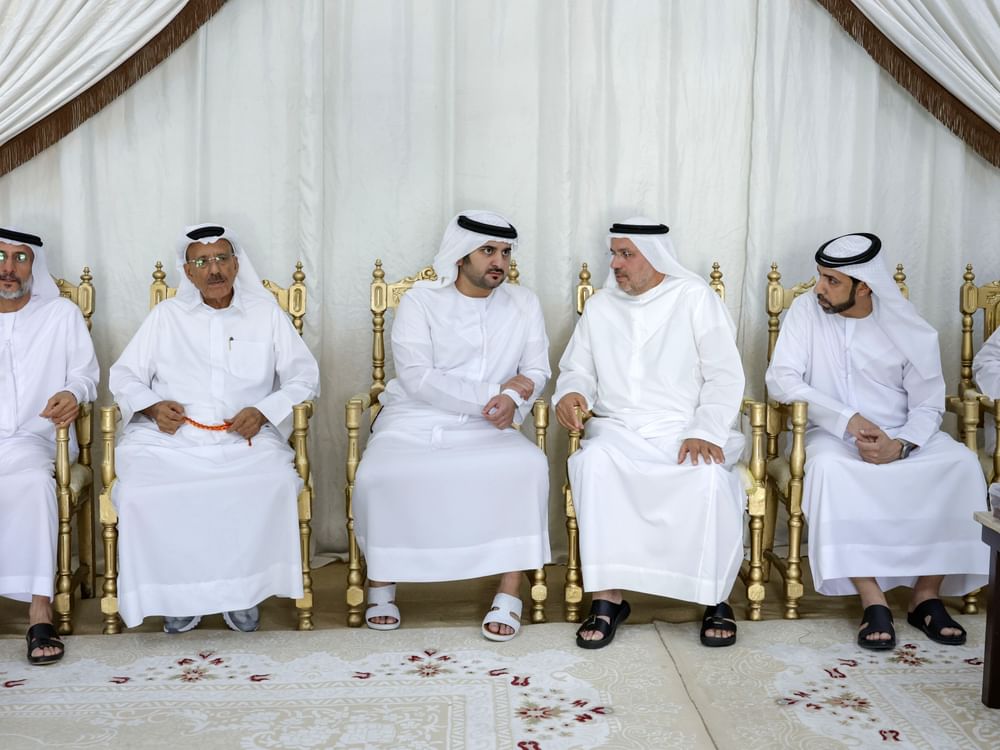 مكتوم بن محمد يقدم واجب العزاء في وفاة خالد عبيد أحمد المطيوعي