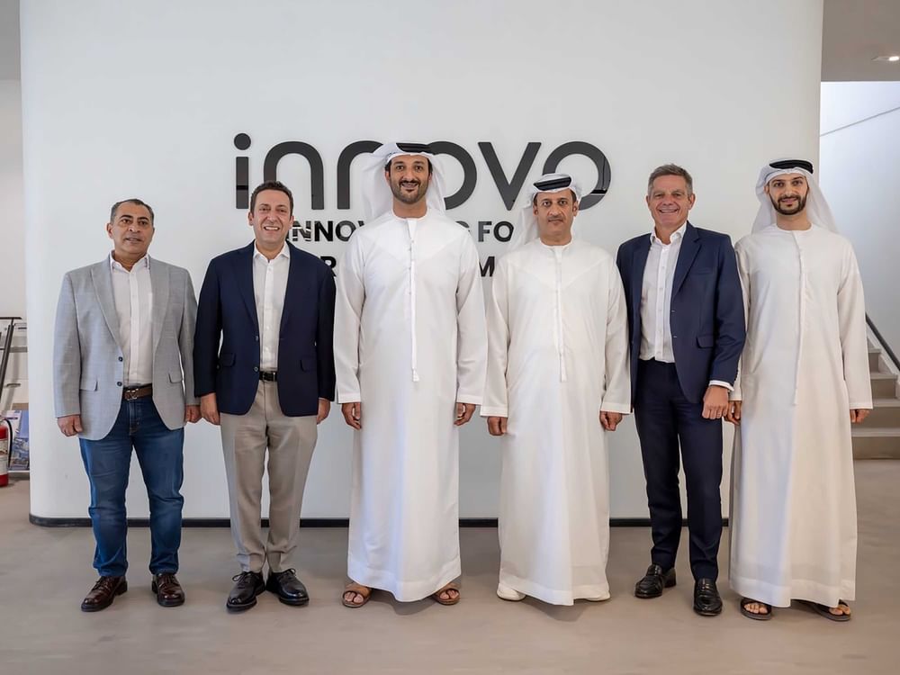 عبدالله بن طوق يزور مجموعة "إنوفو" بدبي ويطّلع على حلولها في توظيف التكنولوجيا والروبوتات