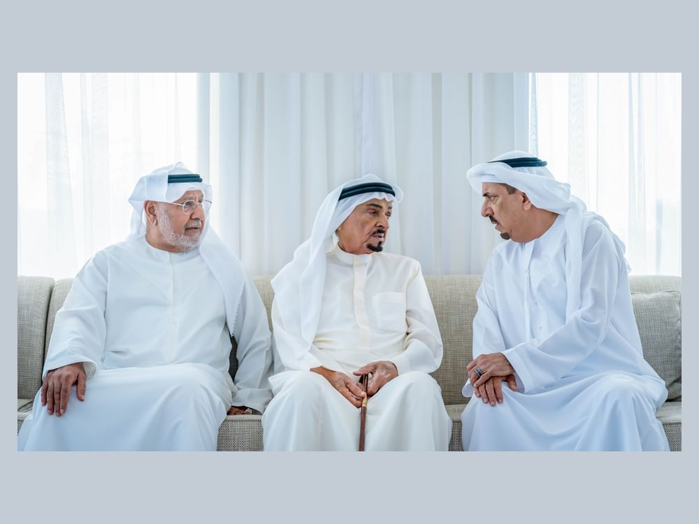 حاكم عجمان يقدم واجب العزاء في وفاة حسين خانصاحب