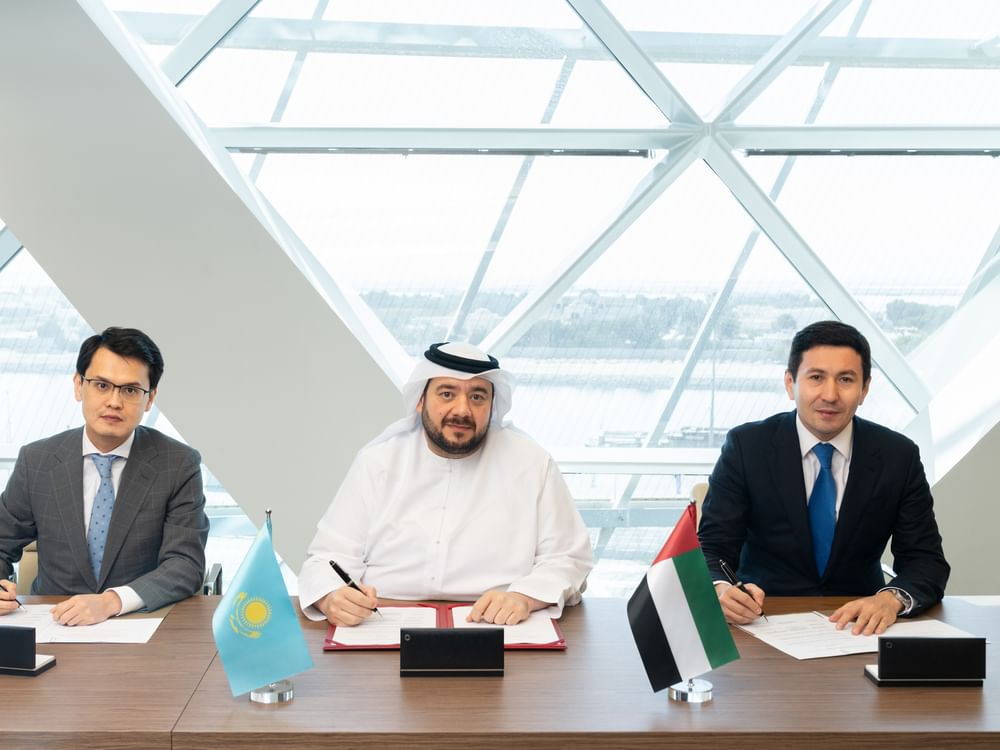 Emiratos Árabes Unidos y Kazajstán firman un acuerdo de cooperación en materia de inversión en centros de datos y proyectos de inteligencia artificial