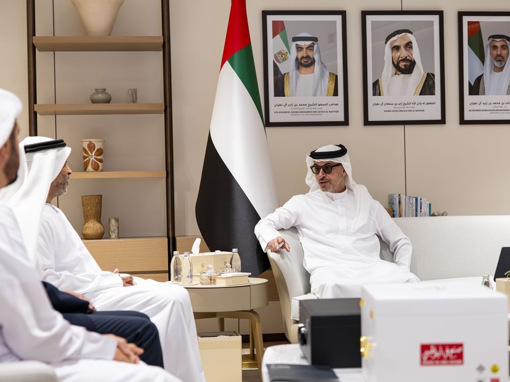 هزاع بن زايد يطّلع على البرامج البحثية والمبادرات العلمية لجامعة خليفة بمنطقة العين 