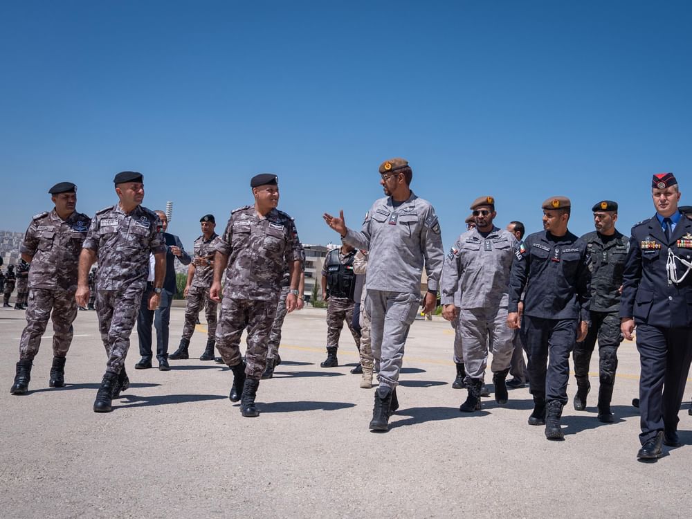 قائد الحرس الوطني يزور قوات الدرك والدفاع المدني بالأردن ويشهد بياناً عملياً لوحدات الأمن العام 