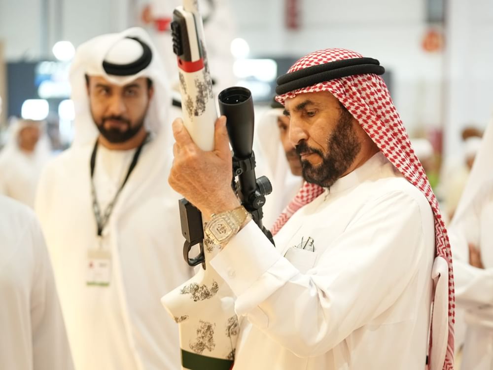 طالب بن صقر القاسمي يزور معرض أبوظبي للصيد والفروسية