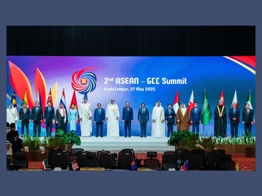 نيابةً عن رئيس الدولة.. سعود بن صقر يشارك في أعمال قمة "الخليج - الآسيان" في ماليزيا
