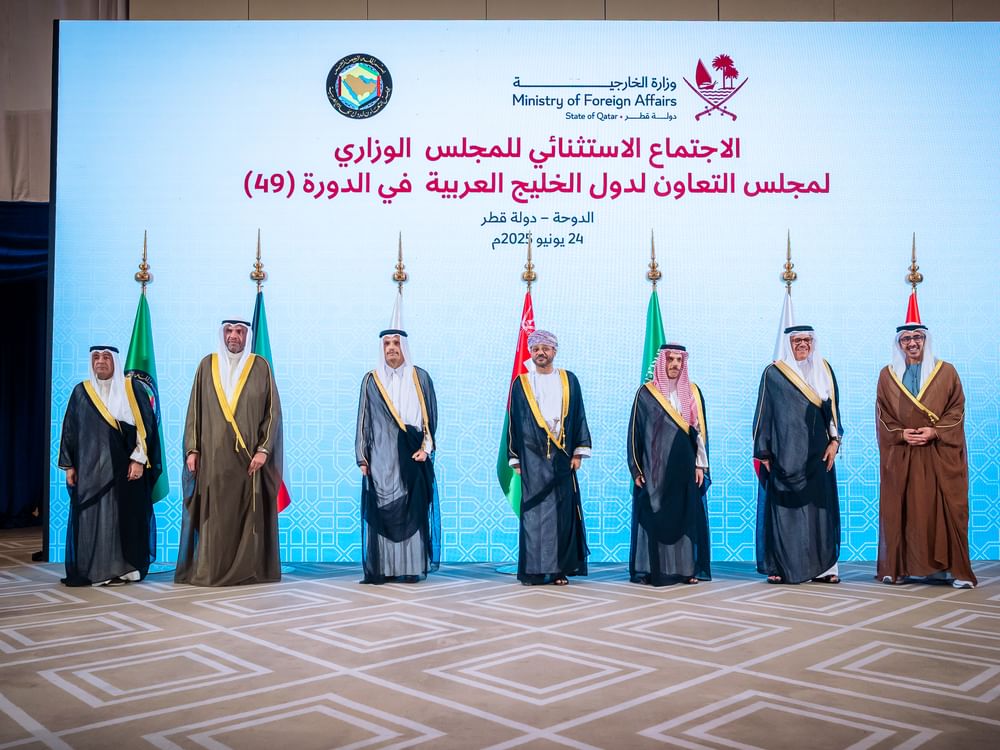 Abdullah bin Zayed participa de reunião extraordinária do CCG em Doha