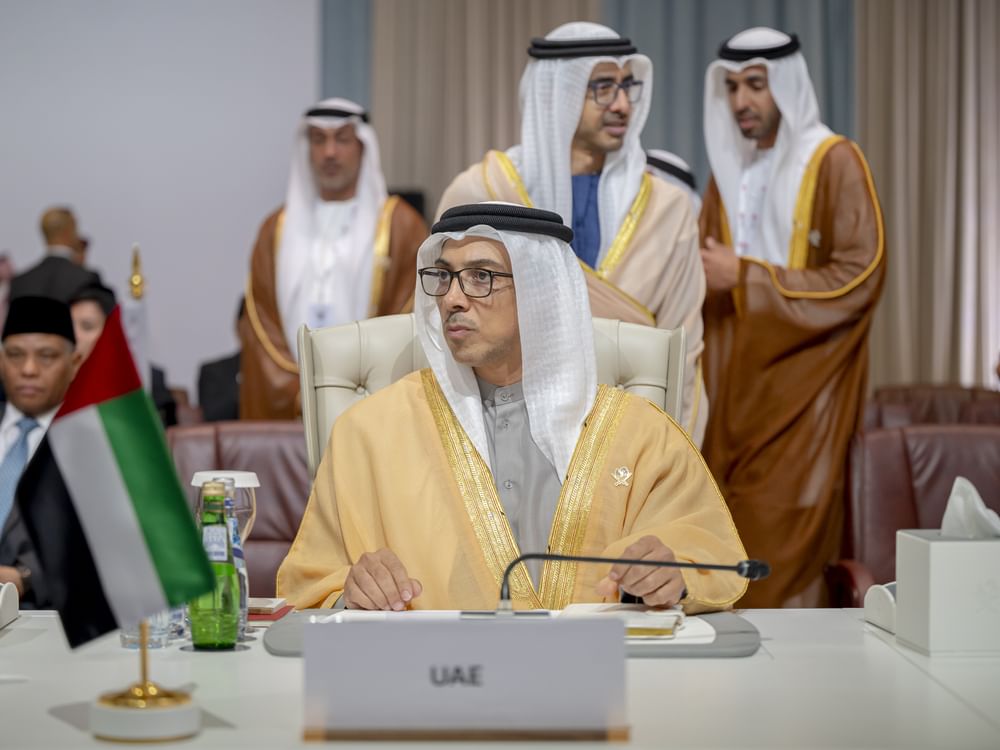 Mansour bin Zayed participa, em nome do presidente dos Emirados, de cúpulas extraordinária do CCG e árabe-islâmica de emergência