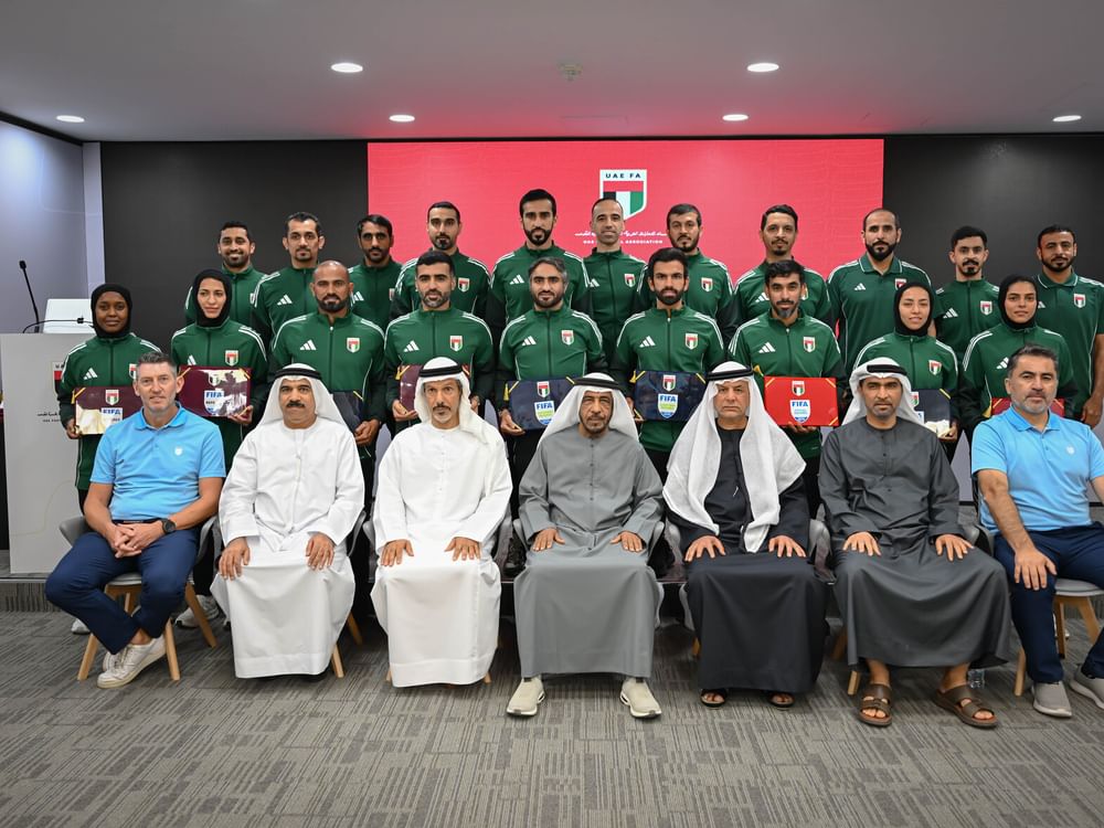  اتحاد الكرة يسلّم الشارات الدولية لـ32 حكماً وحكمة لعام 2026