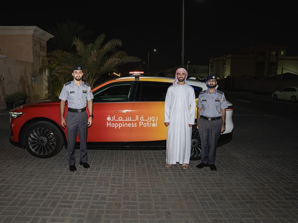 دورية السعادة بشرطة أبوظبي تكرم الفائزين بالمسابقة الإذاعية