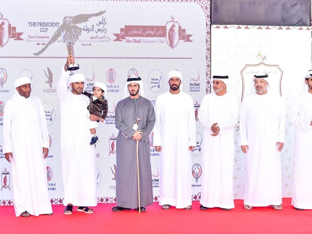 زايد بن حمد يتوج أبطال كأس رئيس الدولة للصيد بالصقور