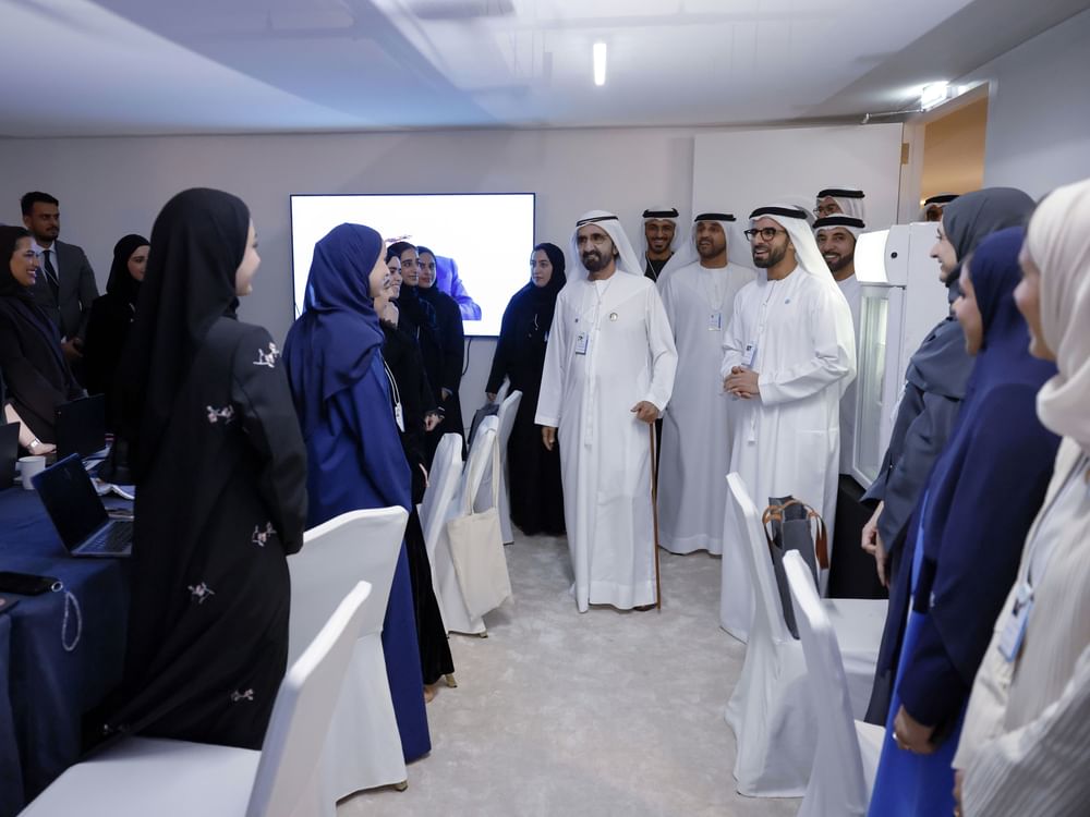 محمد بن راشد يتفقد المركز الإعلامي ومركز العمليات والأمن السيبراني للقمة العالمية للحكومات 