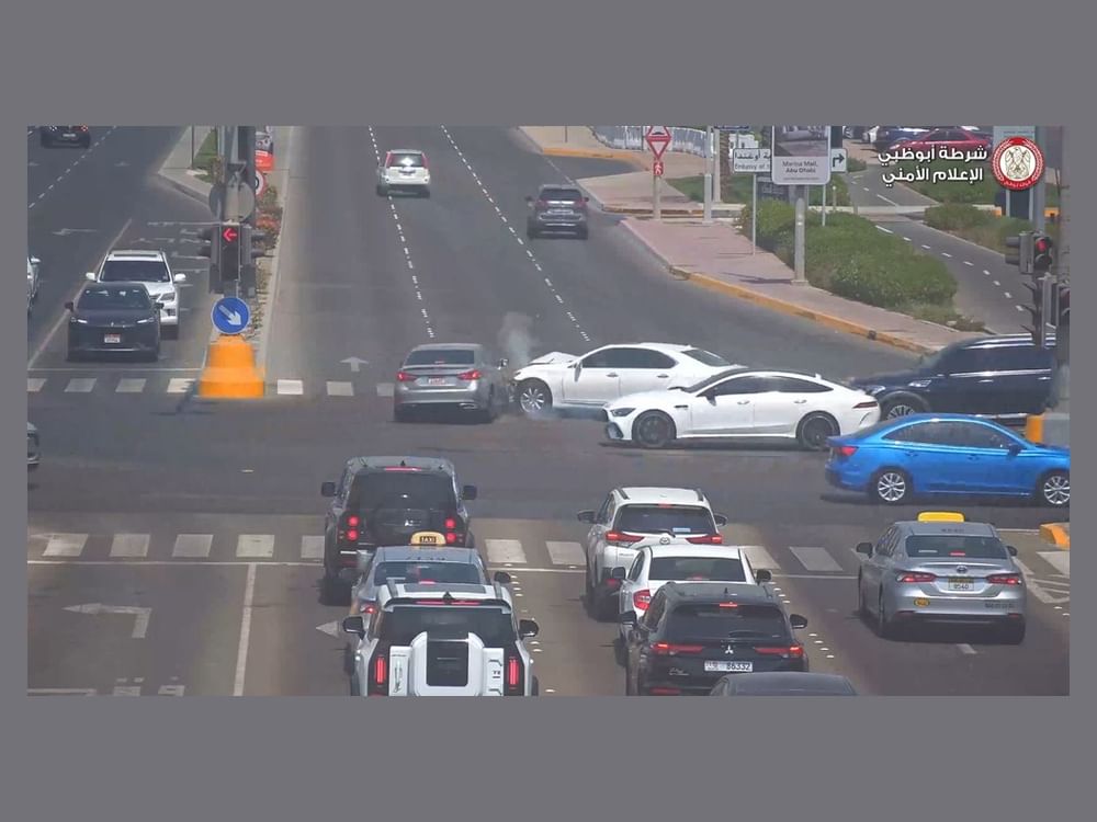 شرطة أبوظبي تدعو السائقين إلى عدم الانشغال بغير الطريق