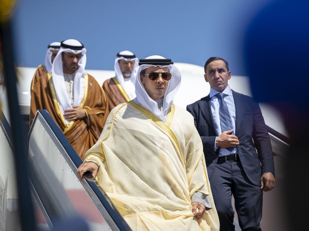 نيابة عن رئيس الدولة / منصور بن زايد يصل مصر للمشاركة في قمة شرم الشيخ للسلام