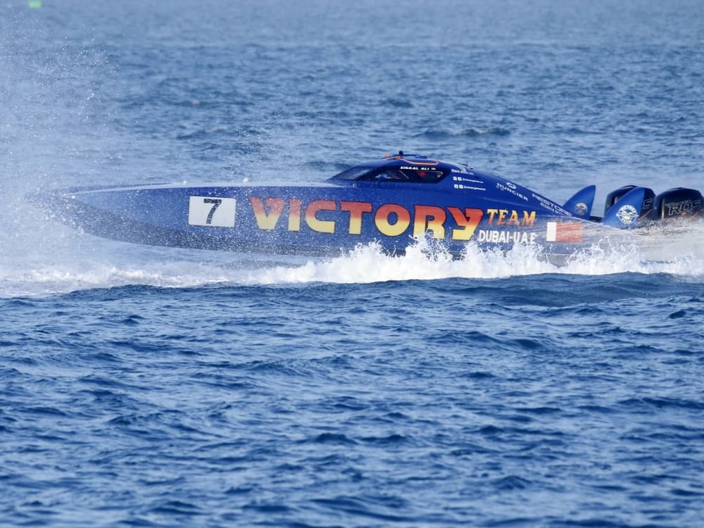 زوارق الإمارات تحسم سباق الكويت والفيكتوري يعزز صدارته لبطولة العالم لـ"إكس كات"