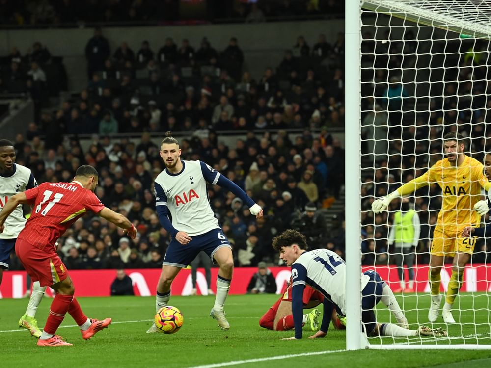ليفربول يفوز على توتنهام ويعزز صدارته للدوري الإنجليزي