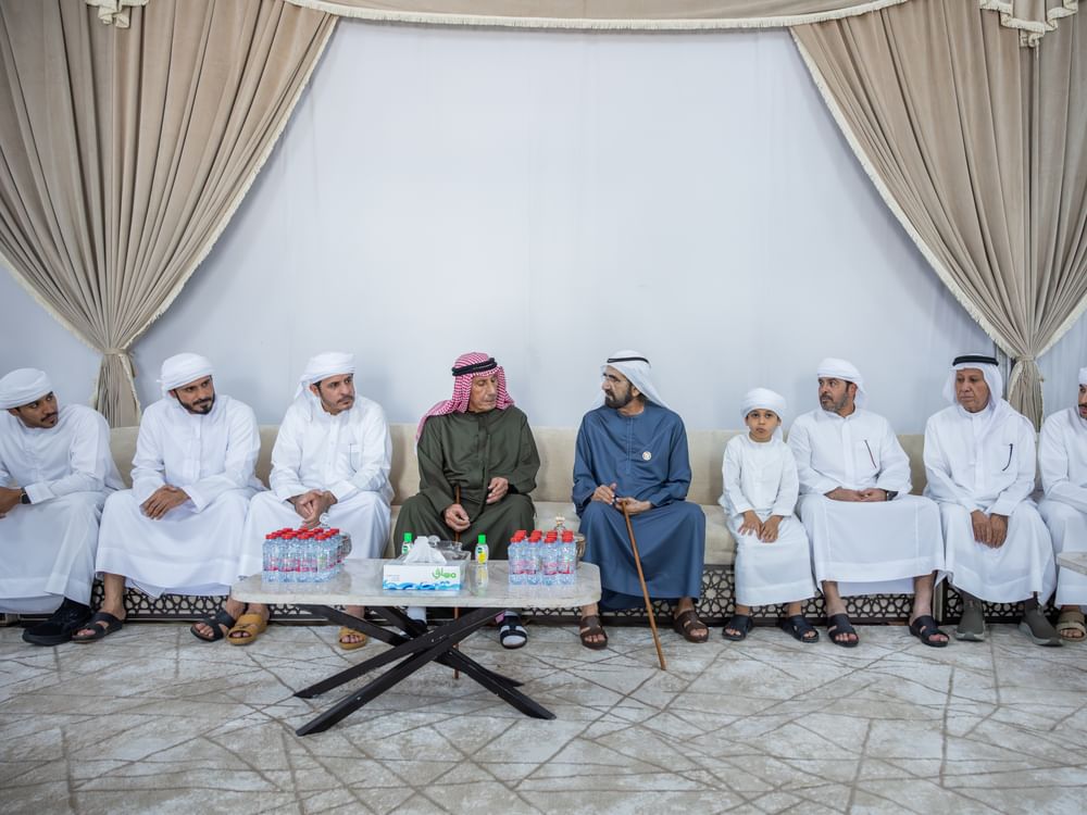 محمد بن راشد يقدم واجب العزاء في وفاة حسين الأحبابي