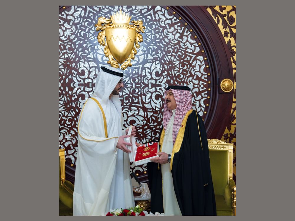 King Hamad bin Isa confers First Class Medal of Independence on Sheikh Sultan bin Hamdan Al Nahyan