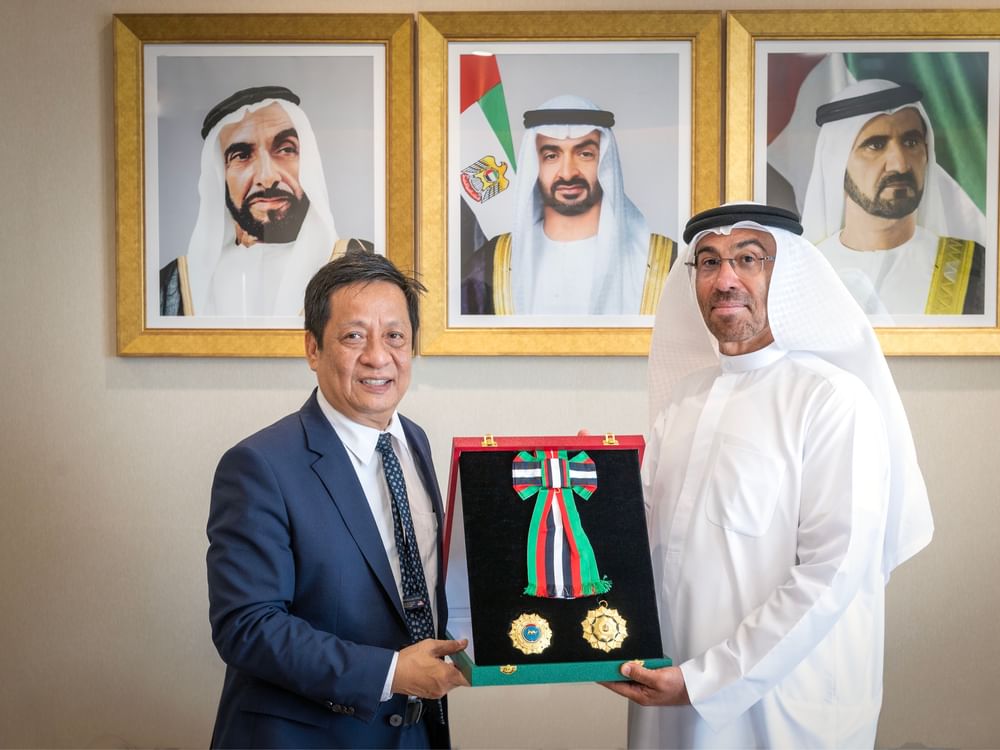 Presidente dos EAU concede Medalha de Independência de Primeira Classe ao embaixador do Vietnã