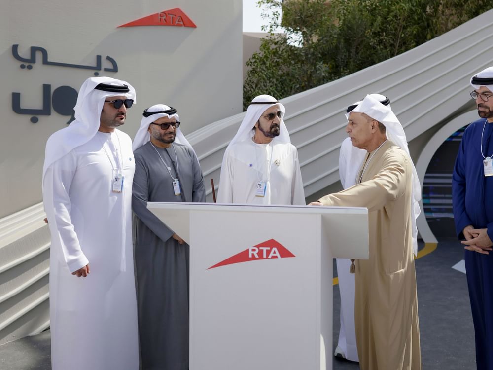 محمد بن راشد يطّلع على مشروعي "دبي لوب" و"جلايدوايز" لتعزيز التنقل الذكي والمستدام