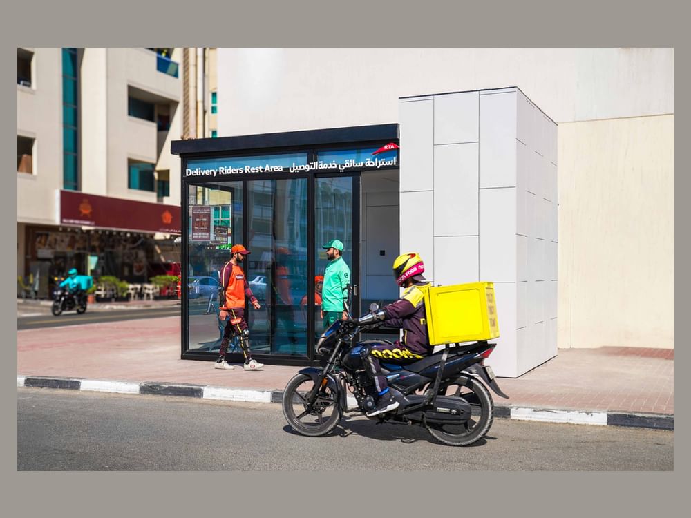 "طرق دبي" تعلن جاهزية استراحات مكيفة لسائقي توصيل الطلبات
