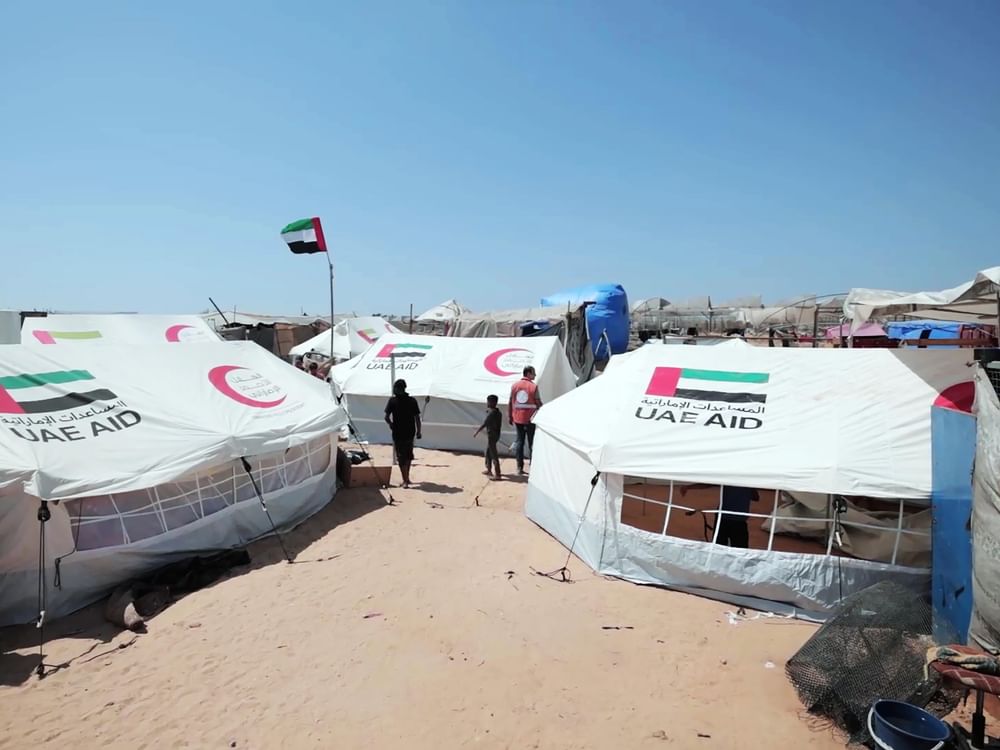 Emiratos responde a las súplicas de los palestinos y entrega tiendas de campaña y ayuda en Khan Younis