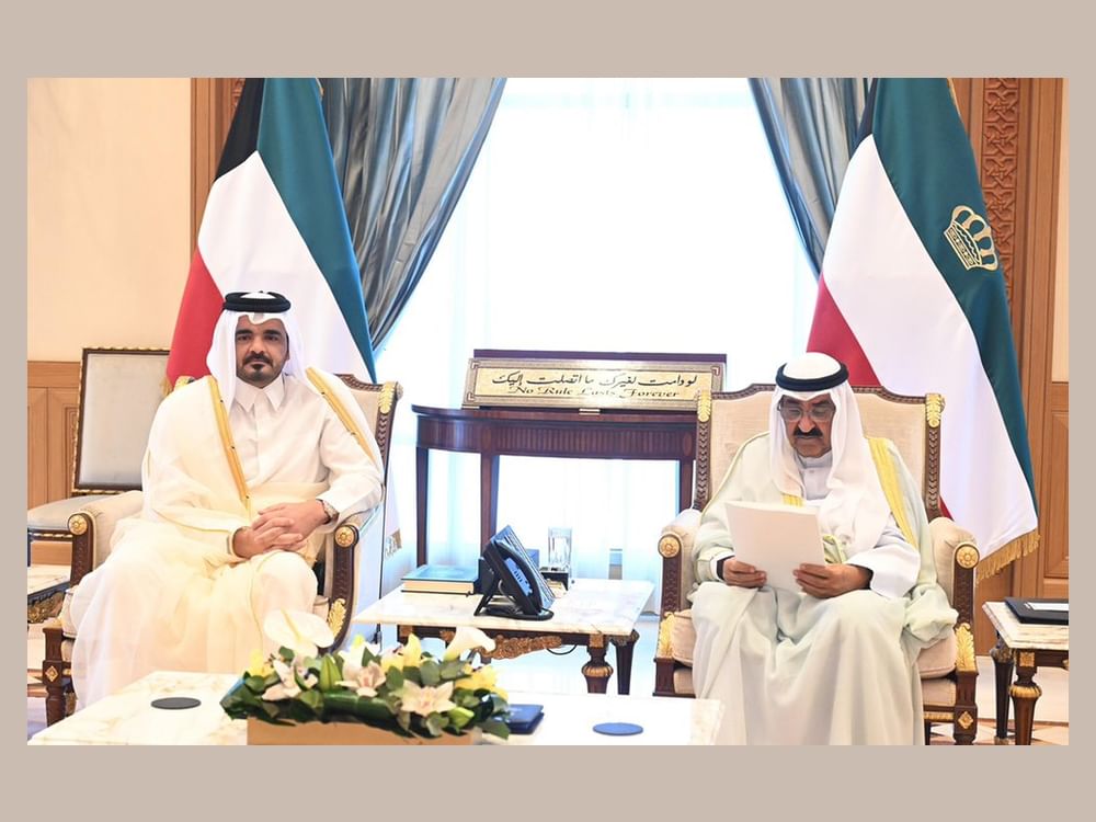 أمير الكويت يتسلم رسالة خطية من أمير قطر تتعلق بالتطورات الإقليمية والدولية