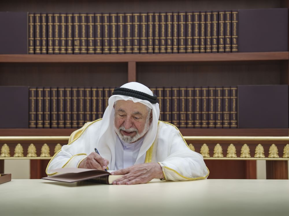 حاكم الشارقة يوقع أول نسخة من المرحلة الأولى للموسوعة العربية الشاملة للعلوم والأدب والفنون والأعلام