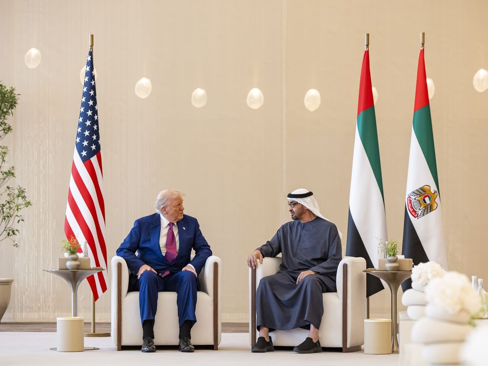 Líder dos Emirados Árabes Unidos recebe o presidente dos EUA em sua chegada a Abu Dhabi