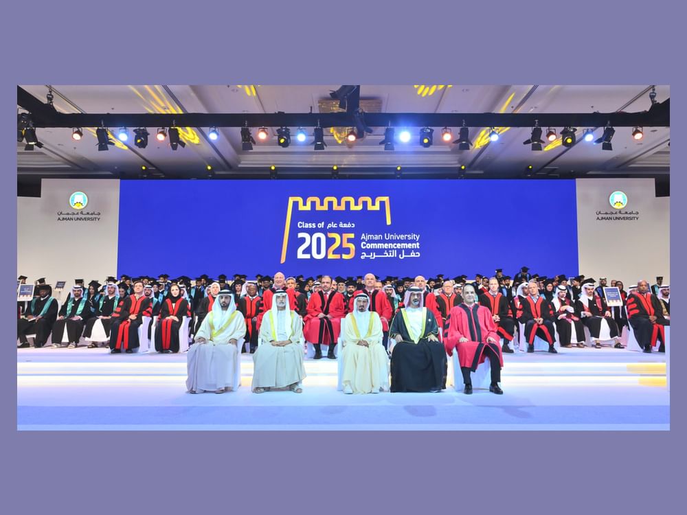 Governante e príncipe herdeiro de Ajman participam da cerimônia de formatura da Universidade do emirado
