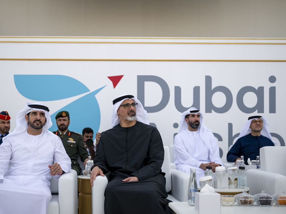 Khaled bin Mohamed y Hamdan bin Mohamed asisten a la exhibición aérea del Dubai Airshow 2025