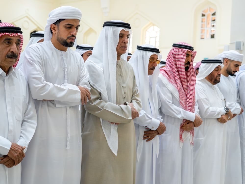 سعود بن صقر يؤدي صلاة الجنازة على جثمان الشيخة بخيته سيف الكتبي