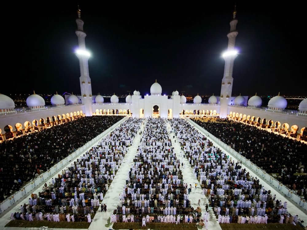 أكثر من 100 ألف مصل يحيون ليلة السابع والعشرين من رمضان في مركز جامع الشيخ زايد الكبير