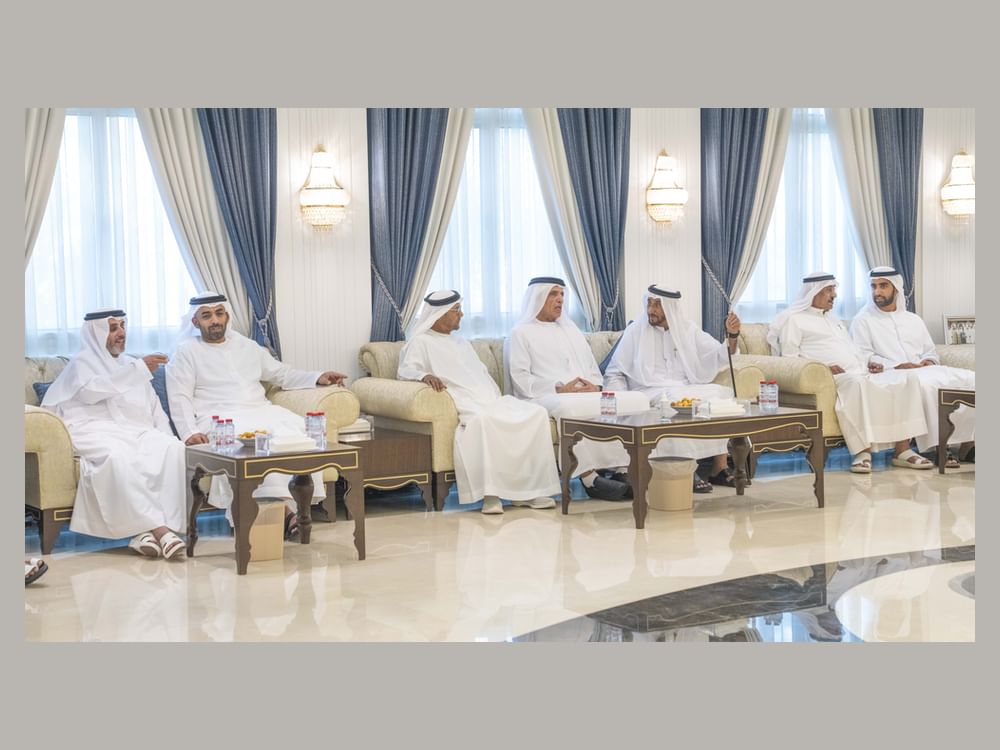 سعود بن صقر يقدم واجب العزاء في وفاة الشيخة مريم بنت سلطان القاسمي