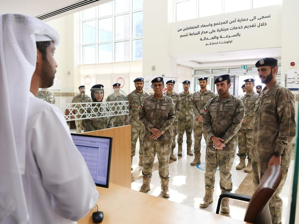 قائد شرطة أبوظبي يؤكد مواصلة تطوير منظومة العمل الأمني بما يعزز ثقة المجتمع بالخدمات الشرطية