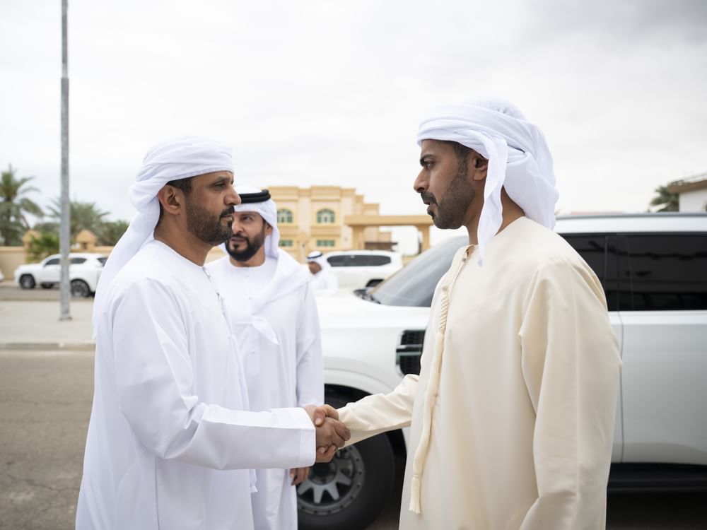 خليفة بن طحنون بن محمد يُقدِّم واجب العزاء في وفاة نشبه سالم العامري
