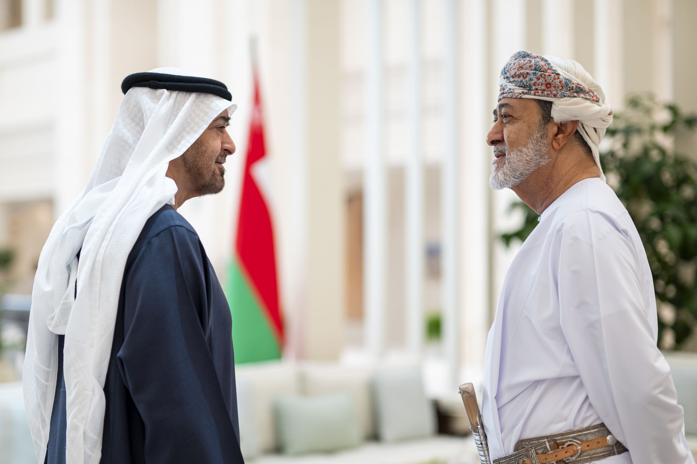 رئيس الإمارات وسلطان عُمان يبحثان التطورات الإقليمية (وام).