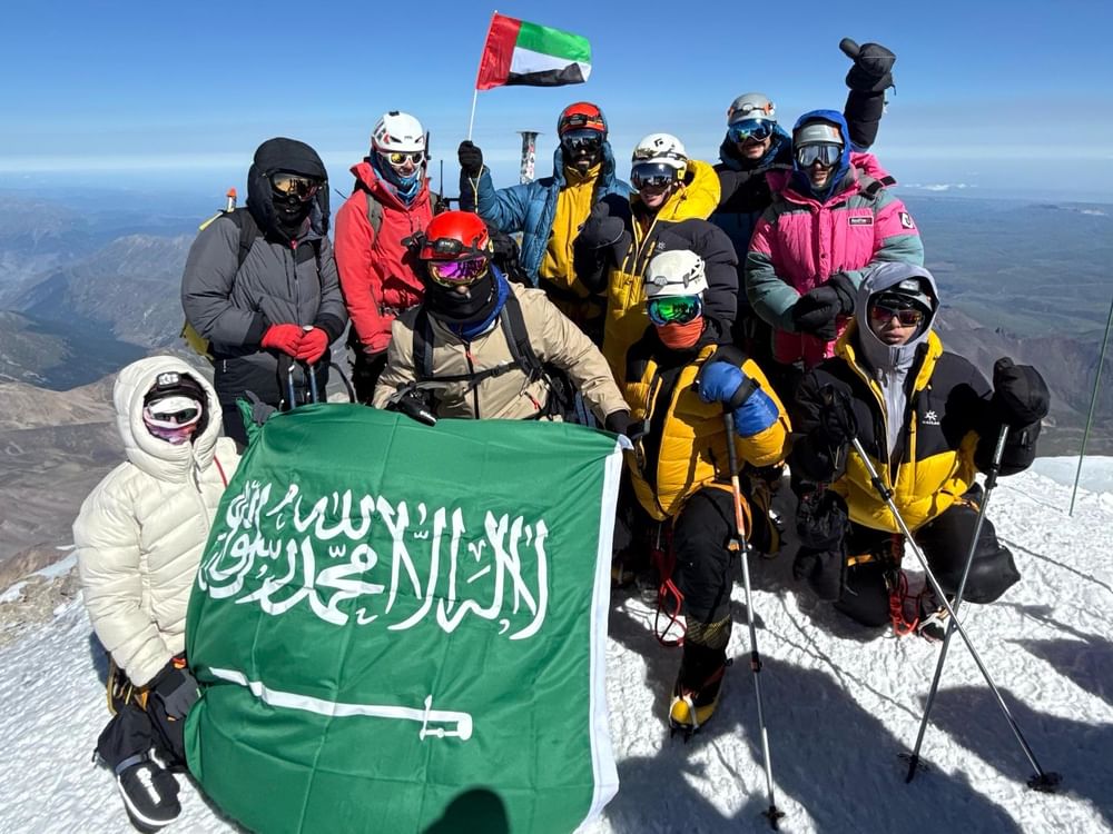 مغامرون خليجيون يرفعون علمي الإمارات والسعودية على أعلى قمة في أوروبا