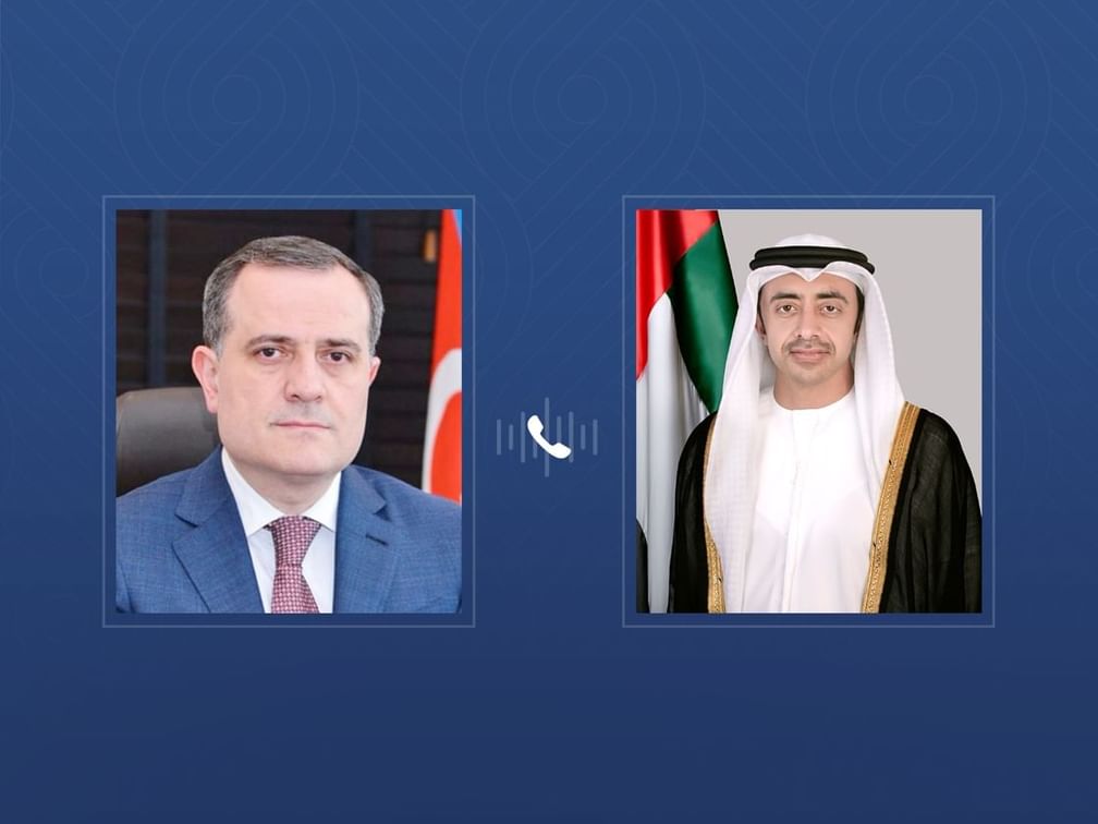 Abdullah bin Zayed et le ministre des Affaires étrangères d’Azerbaïdjan examinent le renforcement des relations bilatérales