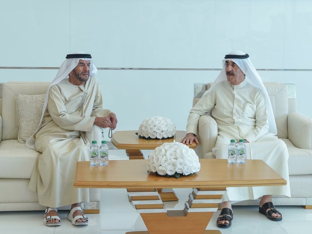 حاكم أم القيوين يتقبل تعازي سرور بن محمد في وفاة الشيخة حصة بنت حميد الشامسي
