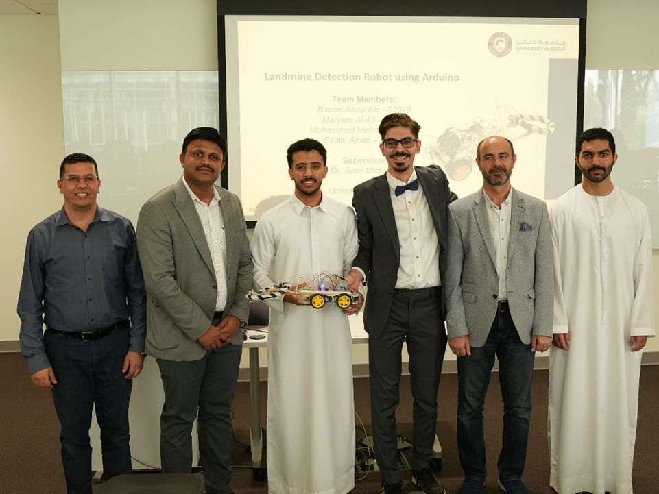 طلبة من جامعة دبي يبتكرون روبوتاً لكشف الألغام باستخدام الذكاء الاصطناعي