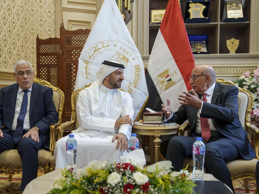 سلطان بن أحمد القاسمي يزور محكمة النقض ويلتقي رئيس مجلس القضاء الأعلى المصري