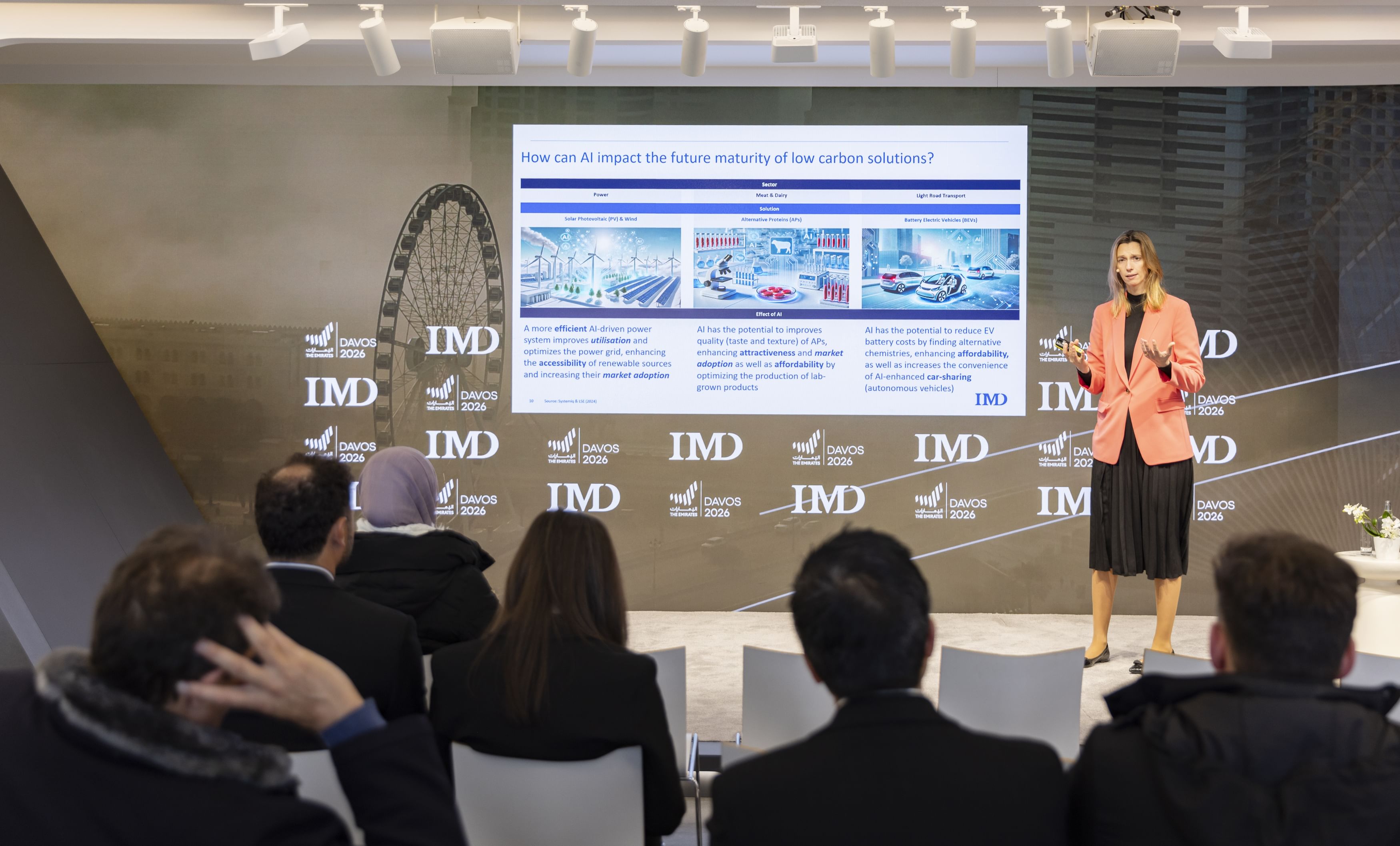 جانب من الجلسة. (وام)