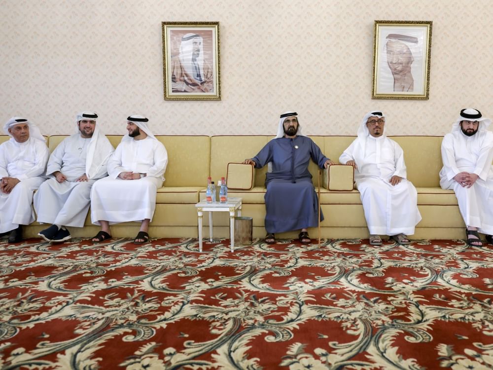 Mohammed bin Rashid se reúne com dignitários locais, empresários, investidores e autoridades
