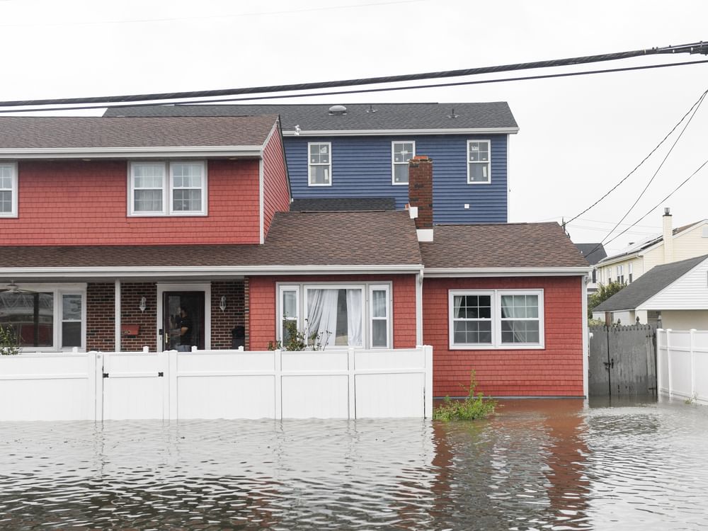 Powerful storm hits northeastern US, cancels hundreds of flights