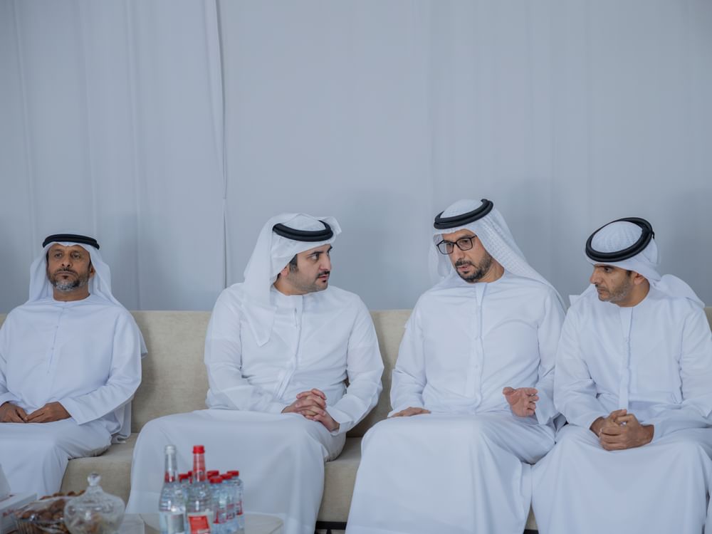 مكتوم بن محمد يقدم واجب العزاء في وفاة حاضر جمعه المهيري