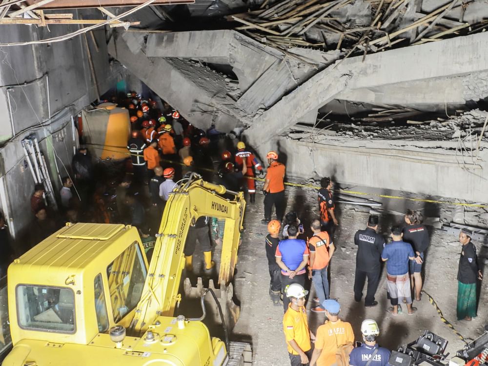 印尼东爪哇校舍坍塌致37人遇难 仍有25人失踪