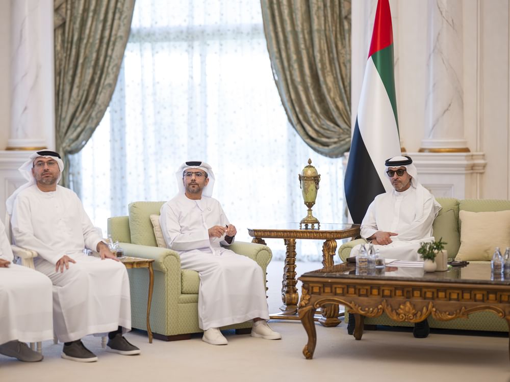 هزاع بن زايد يطّلع على مستجدات مشاريع تطوير البنية التحتية والنقل والخدمات اللوجستية في منطقة العين