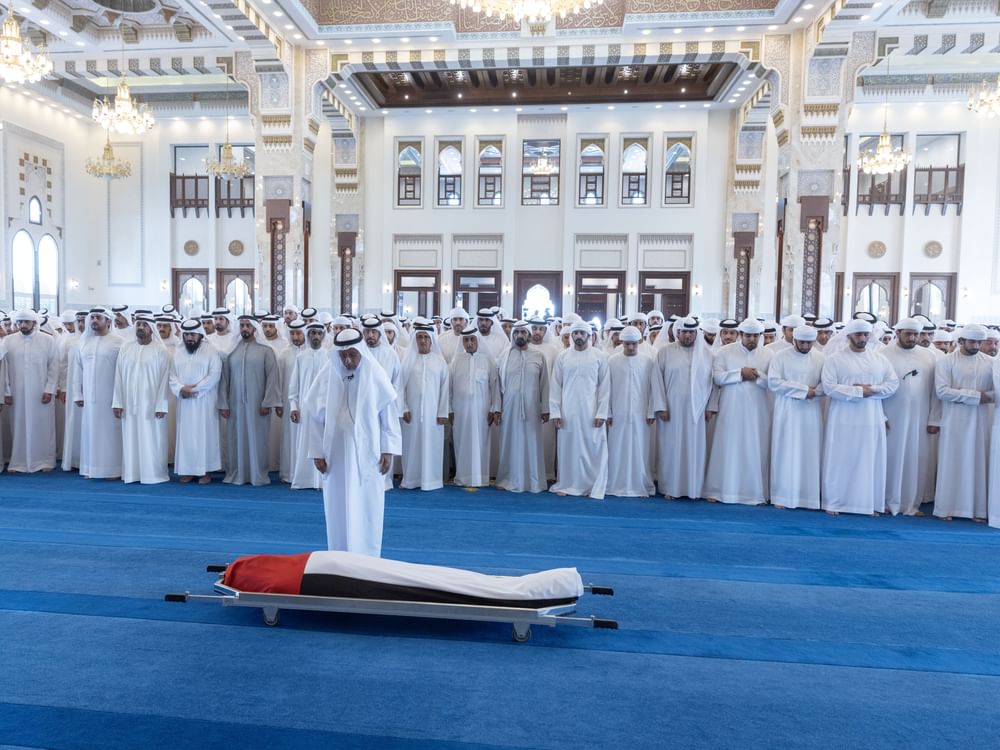 محمد بن راشد يؤدي صلاة الجنازة على جثمان أحمد بن راشد