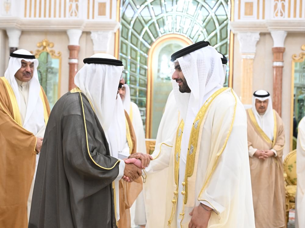 Emir do Kuwait recebe Mansoor bin Mohammed
